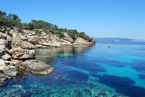 Relájate y navega en Ibiza - Cala Bassa